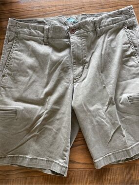 Tommy Bahama Men's Cargo Shorts in Olive Green Size 36. Inseam 10”
